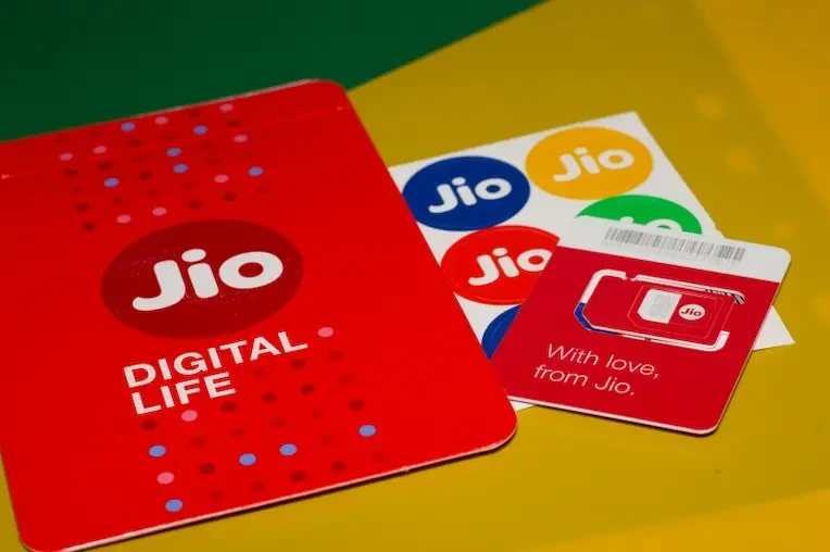 Picture showing reliance jio's sim card shows that to check Jio data balance by sms